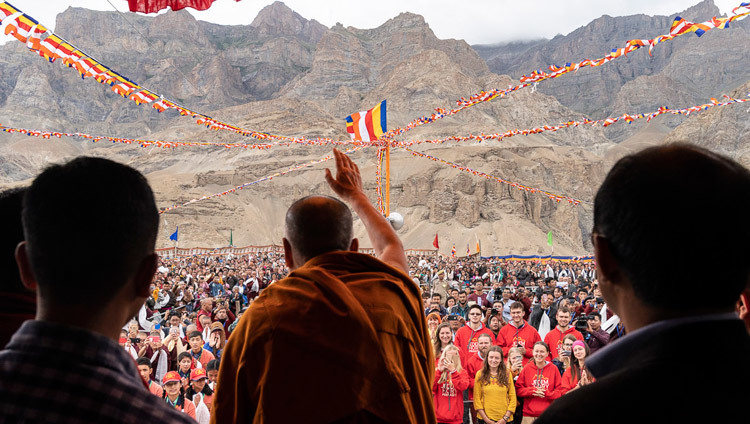 Thánh Đức Đạt Lai Lạt Ma vẫy tay chào đám đông tụ tập khi Ngài quang lâm đến Trường Công lập tại Thung lũng Mùa Xuân ở Mulbekh, Ladakh, J & K, Ấn Độ vào 26 tháng 7, 2018. Ảnh của Tenzin Choejor
