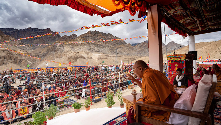 Thánh Đức Đạt Lai Lạt Ma nói chuyện với các sinh viên, nhân viên, và các thành viên của công chúng tại Trường Công lập Thung lũng Mùa Xuân ở Mulbekh, Ladakh, J & K, Ấn Độ vào 26 tháng 7, 2018. Ảnh của Tenzin Choejor