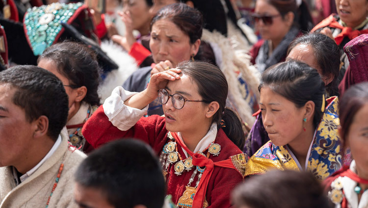 Các thành viên của khán giả lắng nghe Thánh Đức Đạt Lai Lạt Ma nói chuyện tại Trường Công Lập Thung lũng Mùa Xuân ở Mulbekh, Ladakh, J & K, Ấn Độ vào 26 tháng 7, 2018. Ảnh của Tenzin Choejor