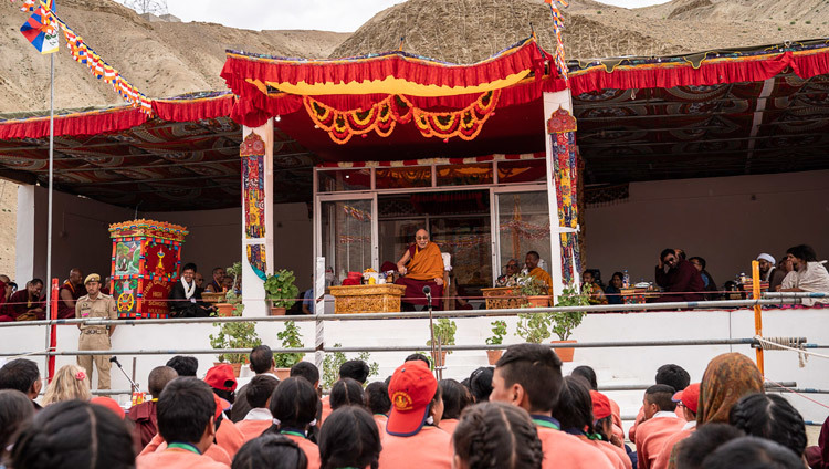 Một quang cảnh của khán đài trong chuyến viếng thăm của Thánh Đức Đạt Lai Lạt Ma đến trường Công lập Thung lũng Mùa Xuân ở Mulbekh, Ladakh, J & K, Ấn Độ vào 26 tháng 7, 2018. Ảnh của Tenzin Choejor