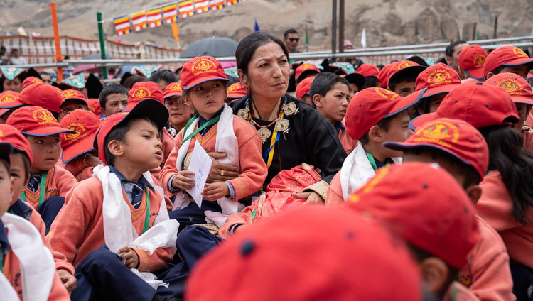Các học trò nhỏ tập trung để tham dự buổi nói chuyện của Thánh Đức Đạt Lai Lạt Ma tại Trường Công Lập Thung lãung Mùa Xuân ở Mulbekh, Ladakh, J & K, Ấn Độ vào 26 tháng 7, 2018. Ảnh của Tenzin Choejor