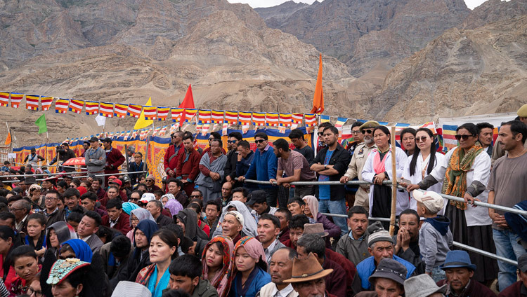 Thân nhân của học sinh và các thành viên của công chúng lắng nghe Thánh Đức Đạt Lai Lạt Ma nói chuyện tại Trường Công Lập Thung lũng Mùa Xuân ở Mulbekh, Ladakh, J & K, Ấn Độ vào 26 tháng 7, 2018. Ảnh của Tenzin Choejor