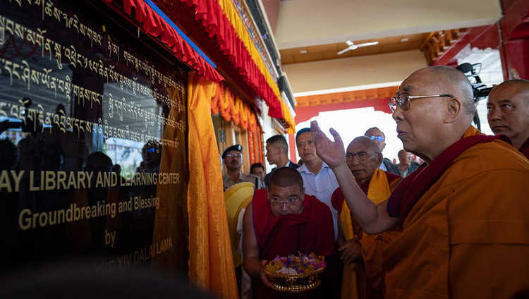Thánh Đức Đạt Lai Lạt Ma công bố lễ đặt đá khởi công cho Thư viện và Trung tâm Học tập tại Tu viện Thiksey ở Leh, Ladakh, J & K, Ấn Độ vào 29 tháng 7, 2018. Ảnh của Tenzin Choejor