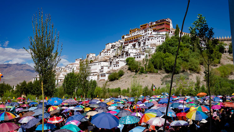 Một quang cảnh của Tu viện Thiksey trên đồi khi nhiều người trong số 2.500 người đang tham dự lễ Động thổ của Thư viện và Trung tâm Học tập -sử dụng ô để bảo vệ khỏi ánh nắng mặt trời ở Leh, Ladakh, J & K, Ấn Độ vào 29 tháng 7, 2018. Ảnh của Tenzin Choejor