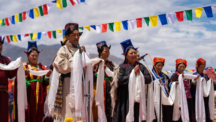 Nghệ sĩ Ladakhi biểu diễn các ca khúc trước giờ cơm trưa do LAHDC tổ chức tại Sindhu Ghat ở Leh, Ladakh, J & K, Ấn Độ vào 29 tháng 7, 2018. Ảnh của Tenzin Choejor