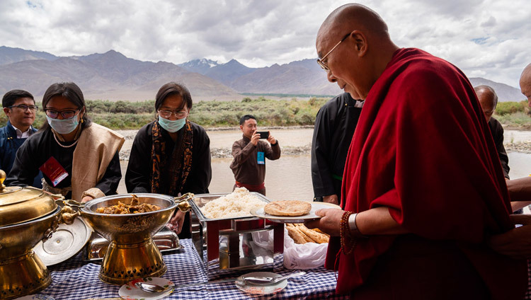 Thánh Đức Đạt Lai Lạt Ma đang tự phục vụ cho bữa trưa của mình do Hội đồng Phát triển miền Núi tự trị Ladakh tổ chức tại Sindhu Ghat ở Leh, Ladakh, J & K, Ấn Độ vào 29 tháng 7, 2018. Ảnh của Tenzin Choejor