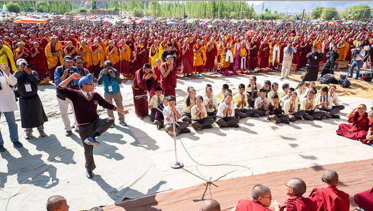 Sinh viên Trường Công lập Ladakh thể hiện cuộc tranh luận triết học khi Thánh Đức Đạt Lai Lạt Ma quang lâm đến sân bãi thuyết Pháp Shewatsel vào ngày đầu tiên của Pháp hội ở Leh, Ladakh, J & K, Ấn Độ vào 30 tháng 7, 2018. Ảnh: Tenzin Choejor