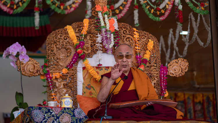 Thánh Đức Đạt Lai Lạt Ma phát biểu tại đám đông hơn 20.000 người vào ngày đầu tiên của Pháp hội hai ngày của Ngài ở Leh, Ladakh, J & K, Ấn Độ vào 30 tháng 7, 2018. Ảnh: Tenzin Choejor