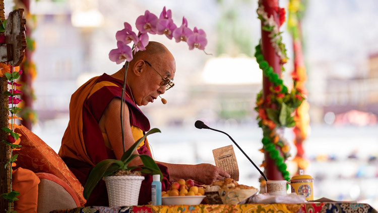 Thánh Đức Đạt Lai Lạt Ma đọc từ “Nhập Bồ Tát Hạnh” của Ngài Tịch Thiên vào ngày đầu tiên của pháp hội hai ngày ở Leh, Ladakh, J & K, Ấn Độ vào 30 tháng 7, 2018. Ảnh: Tenzin Choejor