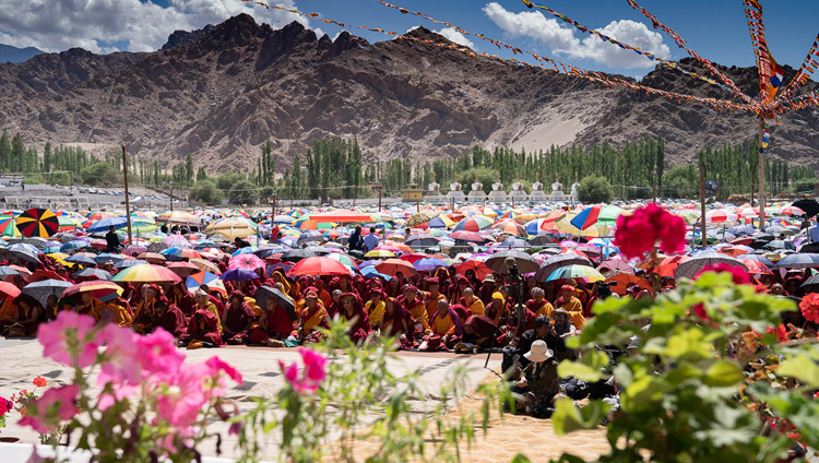 Nhiều người trong số hơn 20.000 người tham dự Pháp hội của Thánh Đức Đạt Lai Lạt Ma đang bảo vệ mình khỏi ánh nắng mặt trời tại Sân bãi thuyết pháp Shewatsel ở Leh, Ladakh, J & K, Ấn Độ vào 30 tháng 7, 2018. Ảnh của Tenzin Choejor