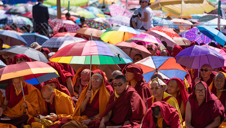 Các thành viên của Tu sĩ đang lắng nghe bài giảng của Thánh Đức Đạt Lai Lạt Ma tại sân bãi thuyết Pháp Shewatsel ở Leh, Ladakh, J & K, Ấn Độ vào 30 tháng 7, 2018. Ảnh của Tenzin Choejor