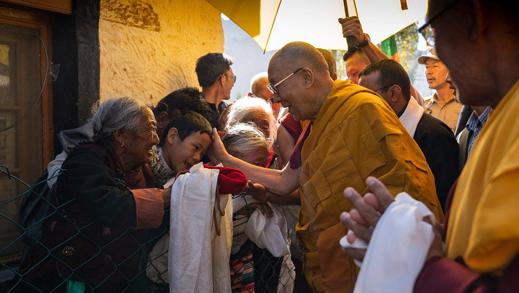 Thánh Đức Đạt Lai Lạt Ma chào mừng những người thiện nguyện khi Ngài đi từ nơi cư trú của mình đến Sân bãi thuyết pháp Shiwatsel ở Leh, Ladakh, J & K, Ấn Độ vào 31 tháng 7, 2018. Ảnh của Tenzin Choejor