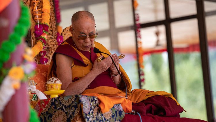Thánh Đức Đạt Lai Lạt Ma thực hiện các nghi thức chuẩn bị cho việc truyền quán đảnh Trường Thọ Tara Trắng vào ngày Pháp hội cuối cùng của Ngài ở Leh, Ladakh, J & K, Ấn Độ vào 31 tháng 7, 2018. Ảnh của Tenzin Choejor