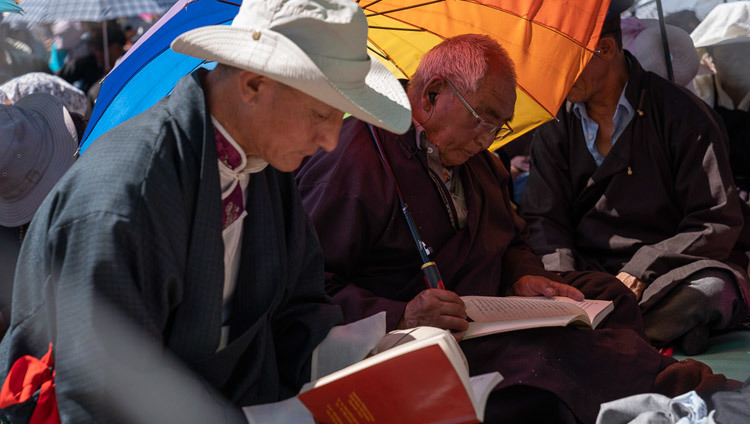 Các thành viên của đám đông theo dõi bản Kinh văn trong ngày giảng cuối của Thánh Đức Đạt Lai Lạt Ma tại Leh, Ladakh, J & K, Ấn Độ vào 31 tháng 7, 2018. Ảnh của Tenzin Choejor