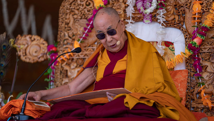 Thánh Đức Đạt Lai Lạt Ma đọc từ “Nhập Bồ Tát  Hạnh” trong ngày thuyết Pháp cuối cùng của Ngài ở Leh, Ladakh, J & K, Ấn Độ vào 31 tháng 7, 2018. Ảnh của Tenzin Choejor