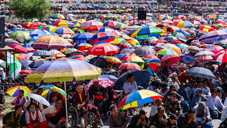 Hầu hết khoảng 30.000 người tham dự ngày Pháp hội cuối cùng của Ngài đều bảo vệ mình khỏi ánh nắng mặt trời dưới những chiếc ô dù tại sân bãi thuyết pháp Shewatsel ở Leh, Ladakh, J & K, Ấn Độ vào 31 tháng 7, 2018. Ảnh của Tenzin Choejor