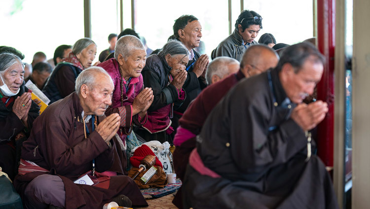 Các thành viên của Hội chúng thọ giới nguyện Bồ tát trong lễ quán đảnh Trường thọ do Thánh Đức Đạt Lai Lạt Ma ban truyền ở Leh, Ladakh, J & K, Ấn Độ vào 31 tháng 7, 2018. Ảnh của Tenzin Choejor