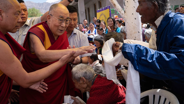 Thánh Đức Đạt Lai Lạt Ma chào mừng người Tây tạng cao tuổi khi Ngài quang lâm đến trường làng trẻ em Tây Tạng Choglamsar ở Leh, Ladakh, J & K, Ấn Độ vào 1 tháng 8, 2018. Ảnh của Tenzin Choejor