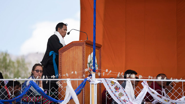 Trưởng đại diện của Khu Định Cư Tây Tạng Sonamling - Tseten Wangchuk phát biểu tại Trường học trẻ em Tây Tạng Choglamsar ở Leh, Ladakh, J & K, Ấn Độ vào 1 tháng 8, 2018. Ảnh của Tenzin Choejor
