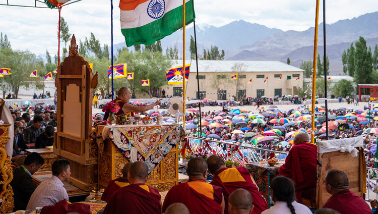 Thánh Đức Đạt Lai Lạt Ma phát biểu tại trường làng trẻ em Tây tạng Choglamsar ở Leh, Ladakh, J & K, Ấn Độ vào 1 tháng 8, 2018. Ảnh của Tenzin Choejor