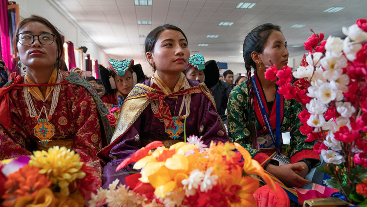 Một số trong hơn 1.500 sinh viên, nhiều người trong trang phục truyền thống, đang xem khi Thánh Đức Đạt Lai Lạt Ma quang lâm đến khán đài của Đại học Tưởng niệm Eliezer Joldan ở Leh, Ladakh, J & K, Ấn Độ vào 02 tháng 8, 2018. Ảnh của Tenzin Choejor