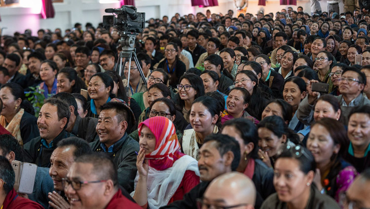 Hơn 1500 sinh viên và nhân viên lắng nghe Thánh Đức Đạt Lai Lạt Ma nói chuyện tại Đại Học Tưởng Niệm Eliezer Joldan ở Leh, Ladakh, J & K, Ấn Độ vào 2 tháng 8, 2018. Ảnh của Tenzin Choejor