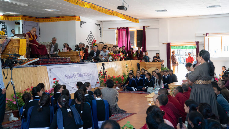Một thành viên của khán giả hỏi Thánh Đức Đạt Lai Lạt Ma một câu hỏi trong buổi nói chuyện của Ngài tại Đại học Tưởng niệm Eliezer Joldan ở Leh, Ladakh, J & K, Ấn Độ vào 2 tháng 8, 2018. Ảnh của Tenzin Choejor