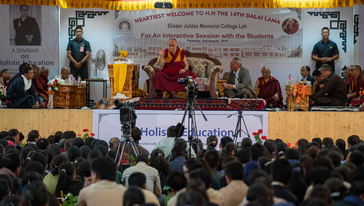 Một góc nhìn của khán đài khi Thánh Đức Đạt Lai Lạt Ma trả lời câu hỏi từ phía khán giả trong buổi nói chuyện của Ngài tại Đại học Tưởng niệm Eliezer Joldan ở Leh, Ladakh, J & K, Ấn Độ vào 2 tháng 8, 2018. Ảnh của Tenzin Choejor