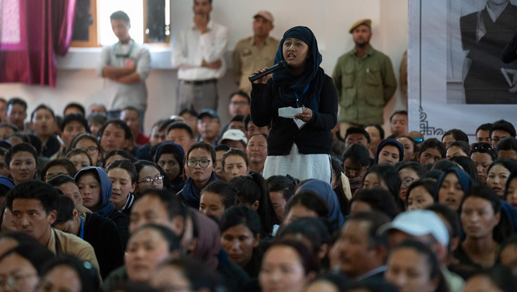 Một sinh viên hỏi Thánh Đức Đạt Lai Lạt Ma trong buổi nói chuyện tại Đại Học Tưởng Niệm Eliezer Joldan ở Leh, Ladakh, J & K, Ấn Độ vào 2 tháng 8, 2018. Ảnh của Tenzin Choejor