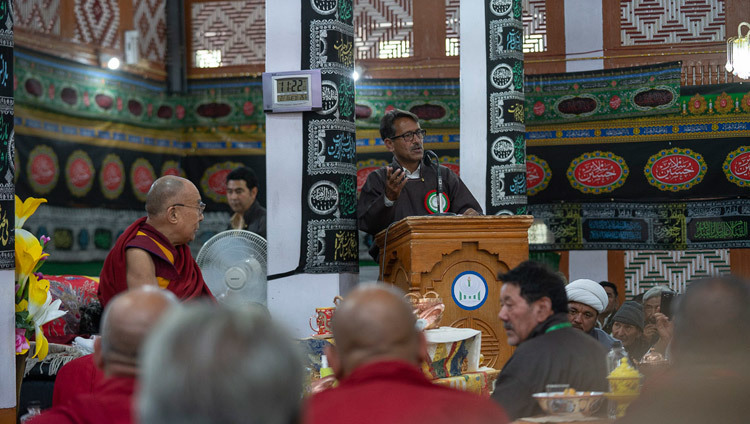 Một đại diện của cộng đồng Hồi giáo chào đón Thánh Đức Đạt Lai Lạt Ma đến Nhà thờ Hồi giáo Imam Barga ở Chushot Yokma, Leh, Ladakh, J & K, Ấn Độ vào 2 tháng 8, 2018. Ảnh của Tenzin Choejor