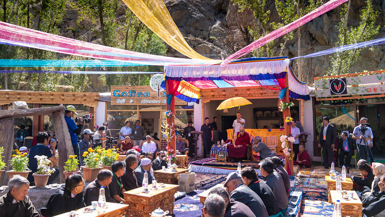 Các thành viên của hội chúng lắng nghe Thánh Đức Đạt Lai Lạt Ma phát biểu tại lễ khánh thành công viên ở Juma Bagh ở Leh, Ladakh, J & K, Ấn Độ vào 3 tháng 8, 2018. Ảnh của Tenzin Choejor