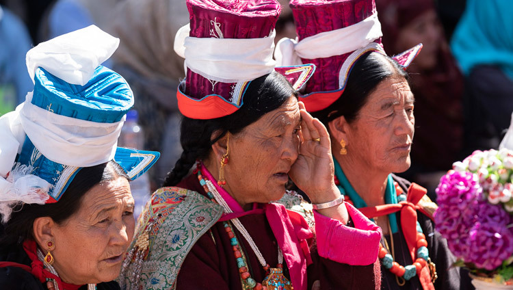 Các thành viên của đám đông lắng nghe Thánh Đức Đạt Lai Lạt Ma phát biểu tại lễ khánh thành công viên ở Juma Bagh ở Leh, Ladakh, J & K, Ấn Độ vào 3 tháng 8, 2018. Ảnh của Tenzin Choejor