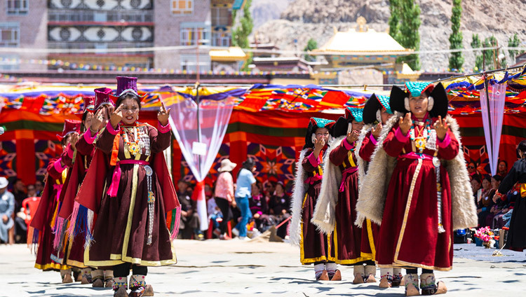 Những ca khúc và vũ điệu truyền thống do các nghệ sĩ Ladakhi biểu diễn tại tiệc trưa chia tay dành cho Thánh Đức Đạt Lai Lạt Ma tại sân bãi thuyết pháp Shewatsel ở Leh, Ladakh, J & K, Ấn Độ vào 3 tháng 8, 2018. Ảnh của Tenzin Choejor