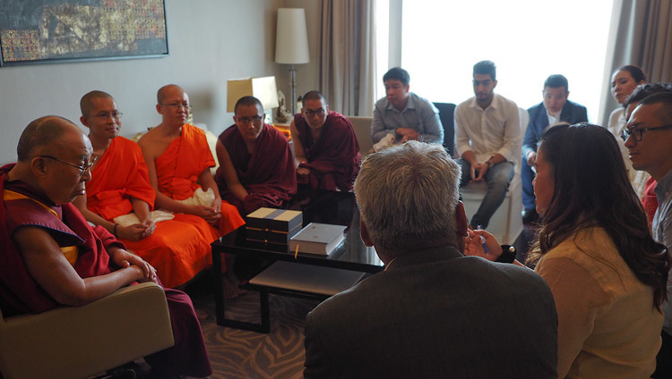 Thánh Đức Đạt Lai Lạt Ma gặp gỡ các thành viên của Chương trình Giao lưu Thái lan-Tây Tạng ở New Delhi, Ấn Độ vào 5 tháng 8, 2018. Ảnh của Jeremy Russell