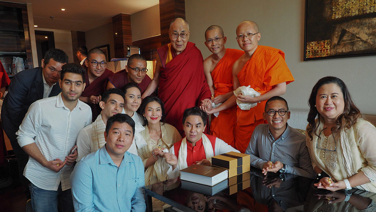 Thánh Đức Đạt Lai Lạt Ma với các thành viên của Chương trình Giao lưu Thái lan-Tây Tạng sau cuộc gặp gỡ ở New Delhi, Ấn Độ vào 5 tháng 8, 2018. Ảnh của Jeremy Russell