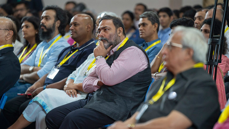 Các thành viên của khán giả lắng nghe Thánh Đức Đạt Lai Lạt Ma nói chuyện tại Viện Quản lý Goa ở Sanquelim, Goa, Ấn Độ vào 8 tháng 8, 2018. Ảnh của Tenzin Choejor