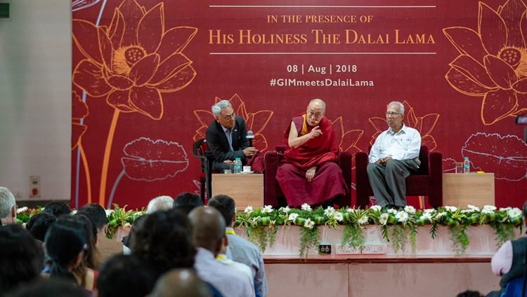 Thánh Đức Đạt Lai Lạt Ma nói chuyện tại Viện Quản Lý Goa ở Sanquelim, Goa, Ấn Độ vào 8 tháng 8, 2018. Ảnh của Tenzin Choejor