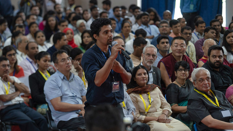Một thành viên của khán giả hỏi Thánh Đức Đạt Lai Lạt Ma một câu hỏi trong buổi nói chuyện của Ngài tại Viện Quản lý Goa ở Sanquelim, Goa, Ấn Độ vào ngày 8 tháng 8 năm 2018. Ảnh của Tenzin Choejor