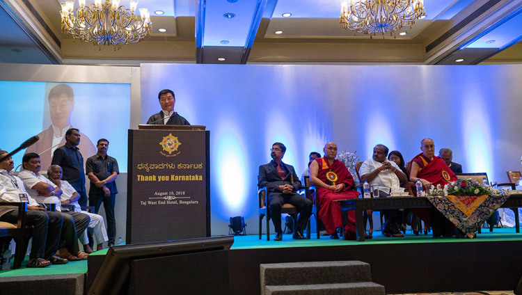 Tổng thống Chính quyền Trung ương Tây Tạng - Tiến sĩ Lobsang Sangay đã phát biểu với khán giả tại chương trình “Cảm ơn Karnataka” ở Bengaluru, Karnataka, Ấn Độ vào 10 tháng 8, 2018. Ảnh của Tenzin Choejor