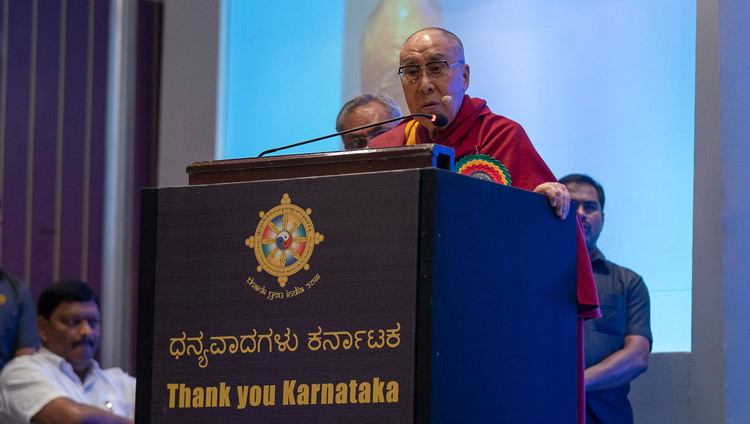 Thánh Đức Đạt Lai Lạt Ma giải thích cho khán giả tại chương trình “Cảm ơn Karnataka” ở Bengaluru, Karnataka, Ấn Độ vào 10 tháng 8, 2018. Ảnh của Tenzin Choejor