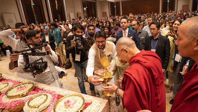 Thánh Đức Đạt Lai Lạt Ma thắp sáng một ngọn đèn để khai mạc buổi Hội đàm ở Bengaluru, Karnataka, Ấn Độ vào 11 tháng 8, 2018. Ảnh: Tenzin Choejor 