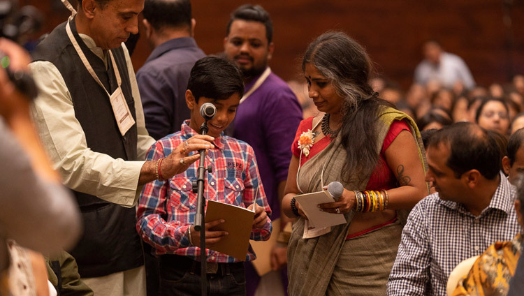 Một cậu bé hỏi Thánh Đức Đạt Lai Lạt Ma trong buổi hội đàm tại Bengaluru, Karnataka, Ấn Độ vào 11 tháng 8, 2018. Ảnh: Tenzin Choejor