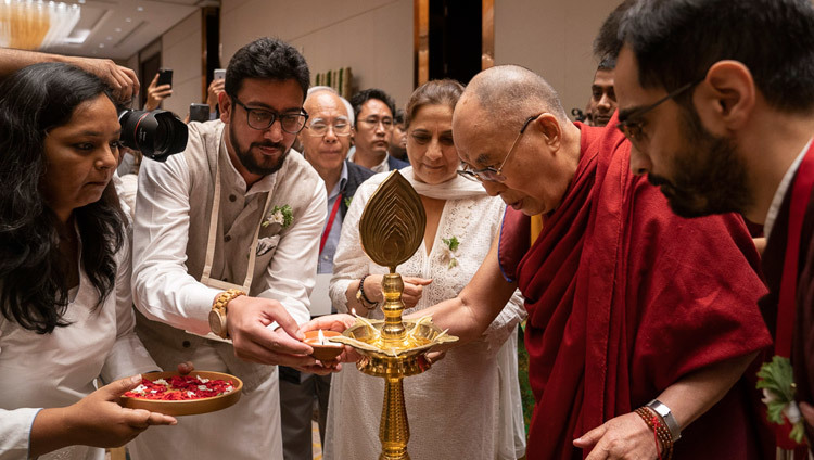 Thánh Đức Đạt Lai Lạt Ma thắp sáng một ngọn đèn vào lúc bắt đầu buổi nói chuyện về ‘Trí tuệ Ấn Độ và Thế giới hiện đại' ở Bengaluru, Karnataka, Ấn Độ vào 12, tháng 8, 2018. Ảnh: Tenzin Choejor