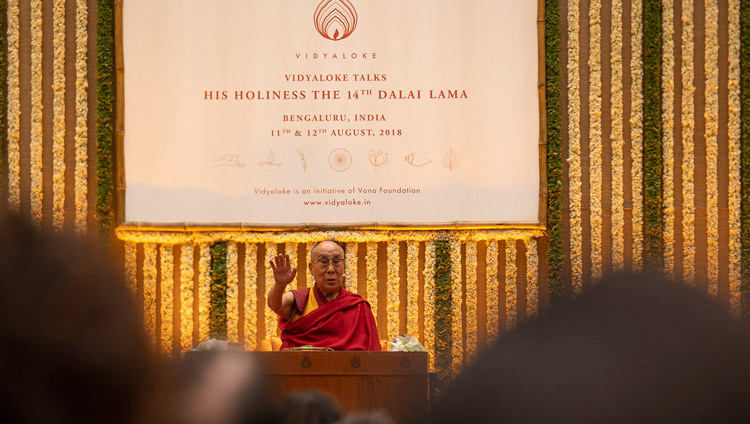Thánh Đức Đạt Lai Lạt Ma nói chuyện với khán giả trong buổi hội đàm của Ngài ở Bengaluru, Karnataka, Ấn Độ vào 12 tháng 8, 2018. Ảnh của Tenzin Choejor