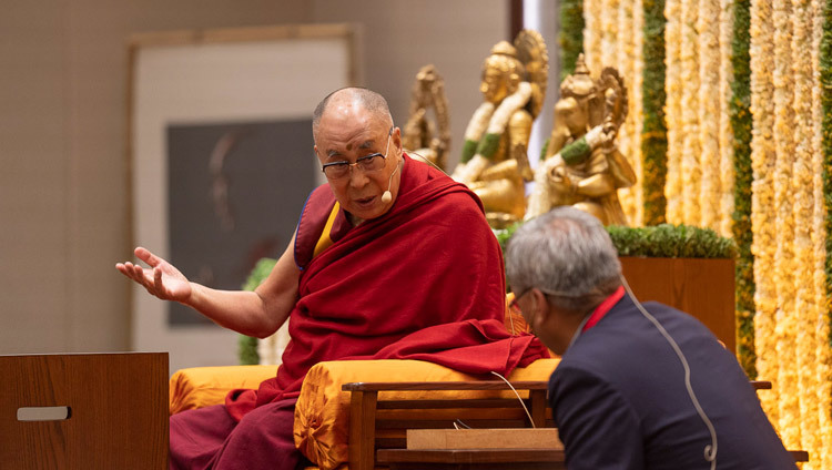 Thánh Đức Đạt Lai Lạt Ma giải thích một điểm bằng ngôn ngữ Tây Tạng cho vị thông dịch viên tiếng Anh của Ngài trong buổi hội đàm về “Trí tuệ Ấn Độ và Thế giới Hiện đại” ở Bengaluru, Karnataka, Ấn Độ vào 12 tháng 8, 2018. Ảnh: Tenzin Choejor