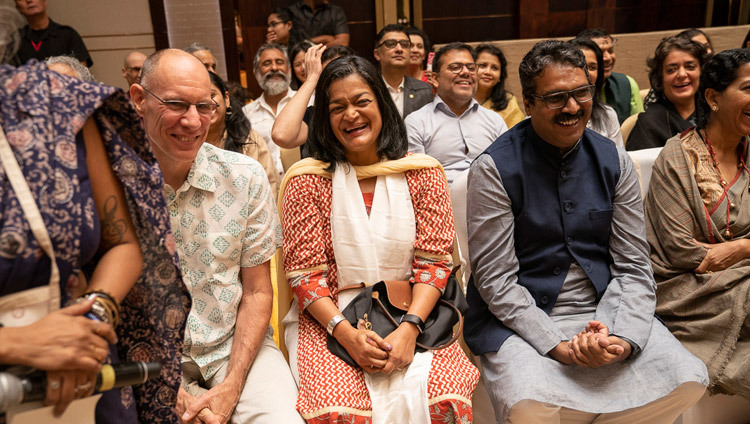 Các thành viên của khán giả phản ứng bằng những tràng cười vang về sự bình luận của Thánh Đức Đạt Lai Lạt Ma trong buổi hội đàm tại Bengaluru, Karnataka, Ấn Độ vào 12 tháng 8, 2018. Ảnh: Tenzin Choejor