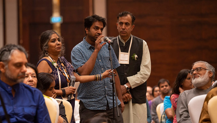 Một thành viên của khán giả hỏi Thánh Đức Đạt Lai Lạt Ma một câu hỏi trong buổi hội đàm về “Trí tuệ Ấn Độ và thế giới hiện đại” ở Bengaluru, Karnataka, Ấn Độ vào 12 tháng 8, 2018. Ảnh: Tenzin Choejor