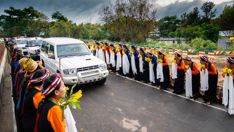 Đoàn xe của Thánh Đức Đạt Lai Lạt Ma đến Viện Giáo Dục Cao Cấp Đạt Lai Lạt Ma ở Sheshagrihalli, Karnataka, Ấn Độ vào 13 tháng 8, 2018. Ảnh của Tenzin Choejor