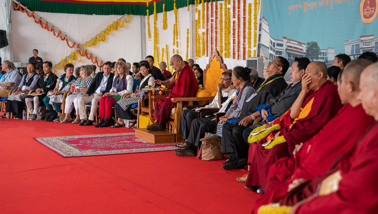 Thánh Đức Đạt Lai Lạt Ma phát biểu tại Viện Giáo dục Cao cấp Đạt Lai Lạt Ma ở Sheshagrihalli, Karnataka, Ấn Độ vào 13 tháng 8, 2018. Ảnh của Tenzin Choejor