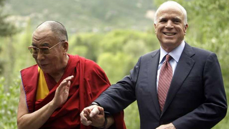 Thánh Đức Đạt Lai Lạt Ma cùng với Sen John McCain ở Aspen, Colorado, Hoa Kỳ năm 2008. (Ảnh của Carolyn Kaster, Hiệp hội báo chí)